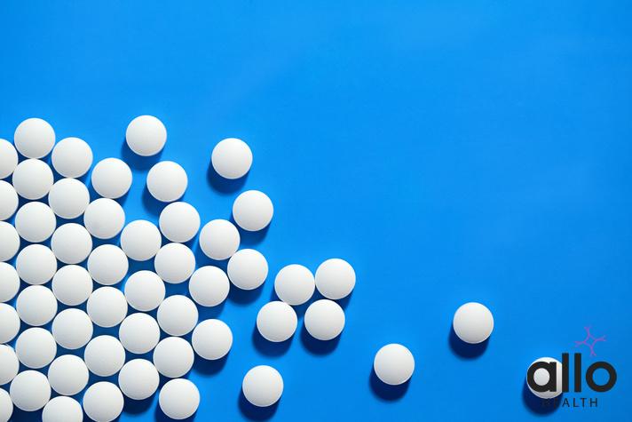 dapoxetine sildenafil in hindi. Pills. White medical pills on blue background.